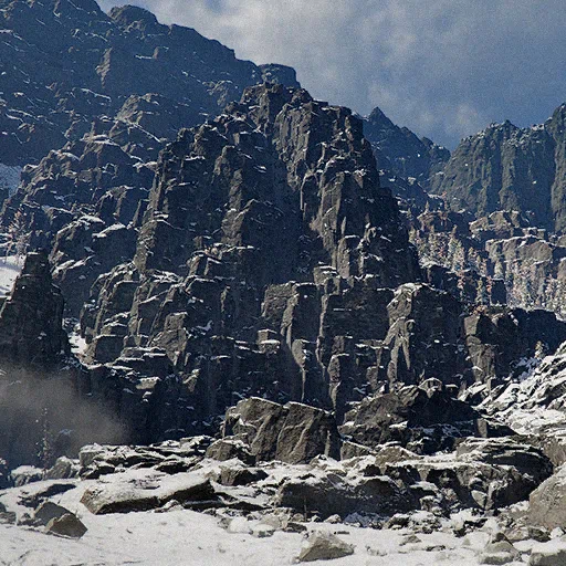 Ombra sulle montagne innevate